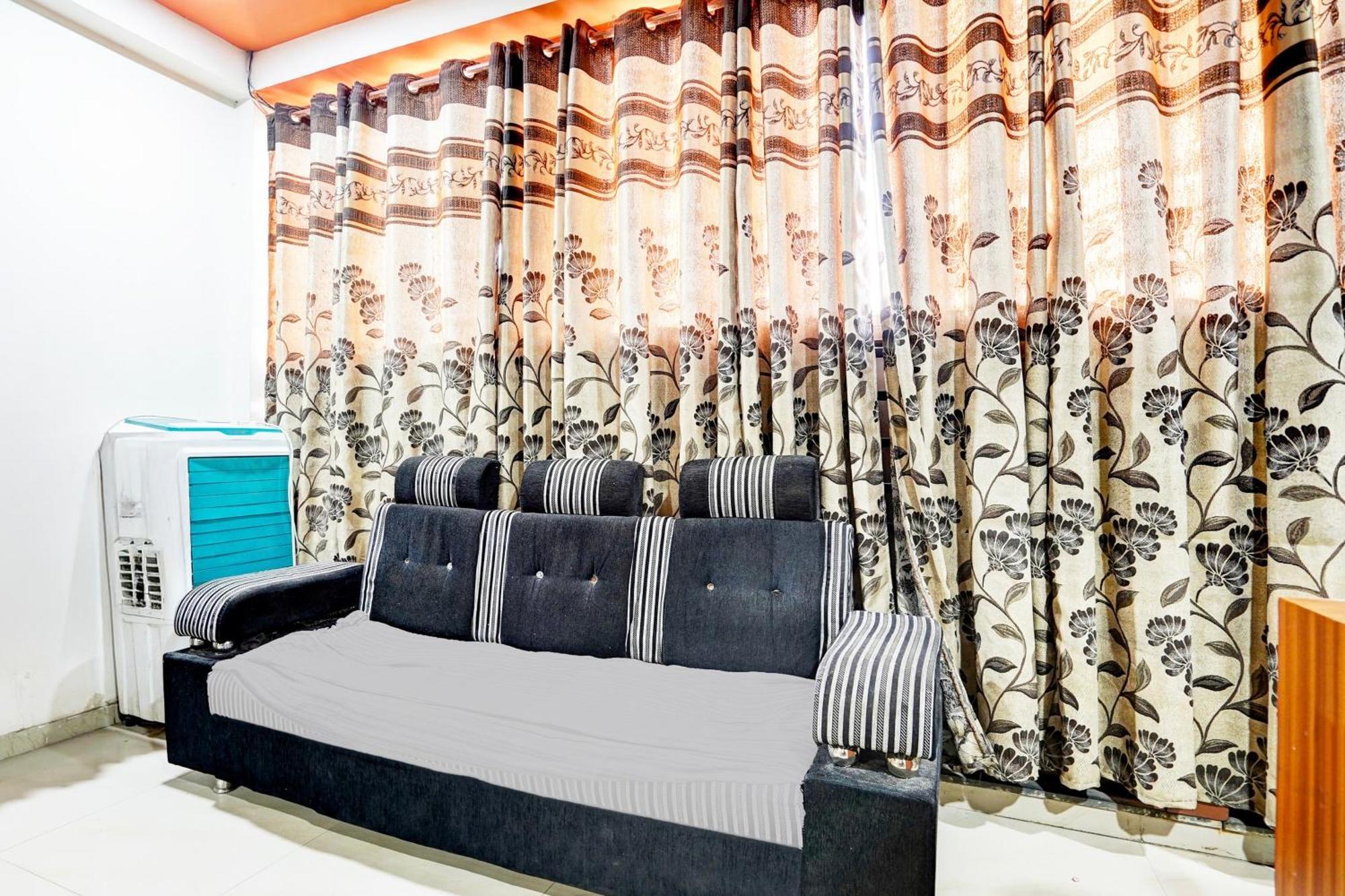 Super Hotel O Geeta Mandir Formerly Hotel Green Park Ахмедабад Екстериор снимка