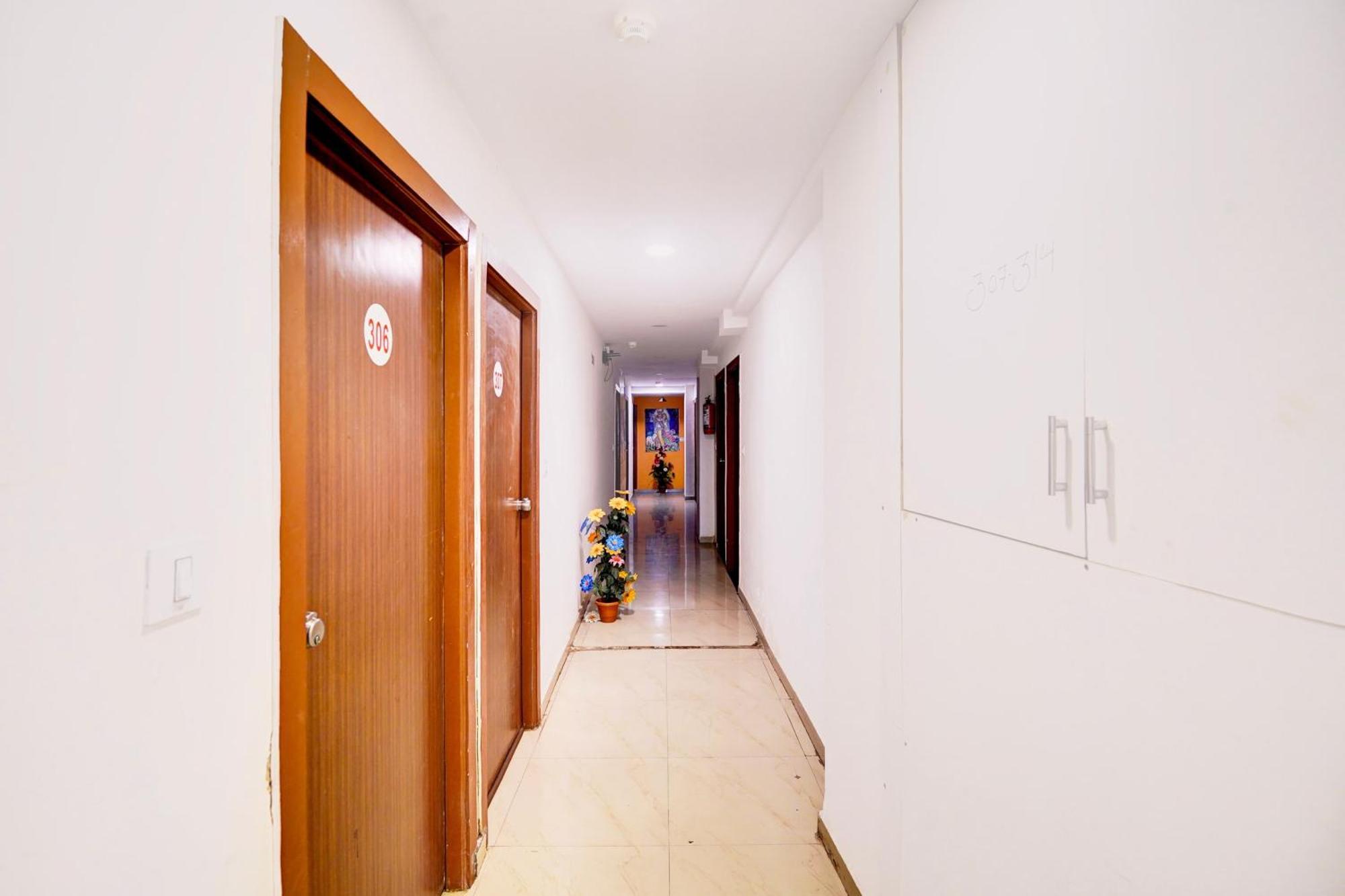 Super Hotel O Geeta Mandir Formerly Hotel Green Park Ахмедабад Екстериор снимка