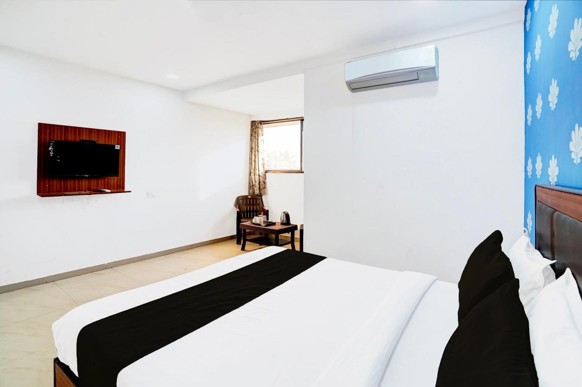 Super Hotel O Geeta Mandir Formerly Hotel Green Park Ахмедабад Екстериор снимка