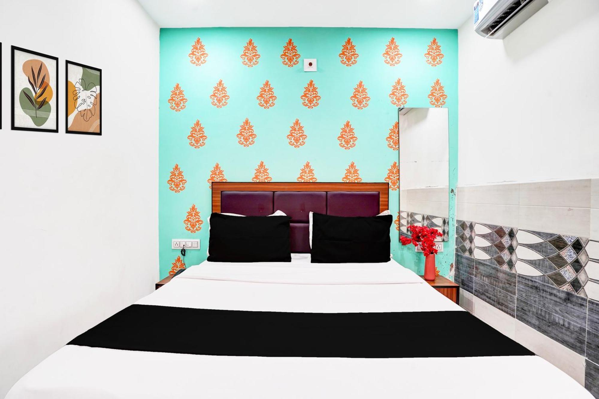 Super Hotel O Geeta Mandir Formerly Hotel Green Park Ахмедабад Екстериор снимка